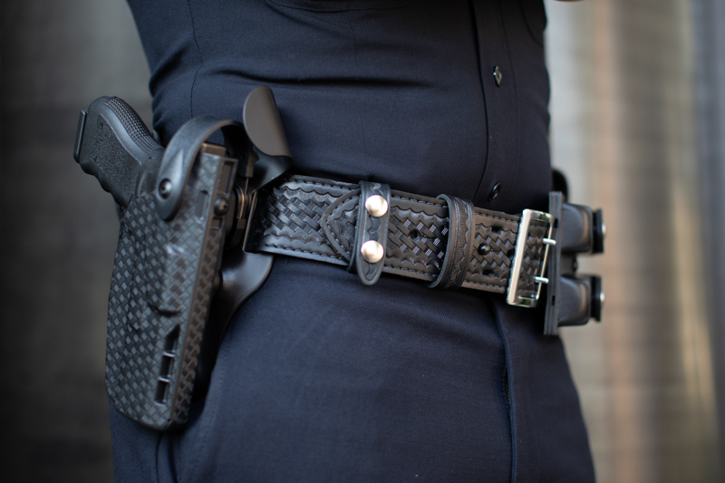 LE officer wearing Safariland 7360 7TS duty holster.