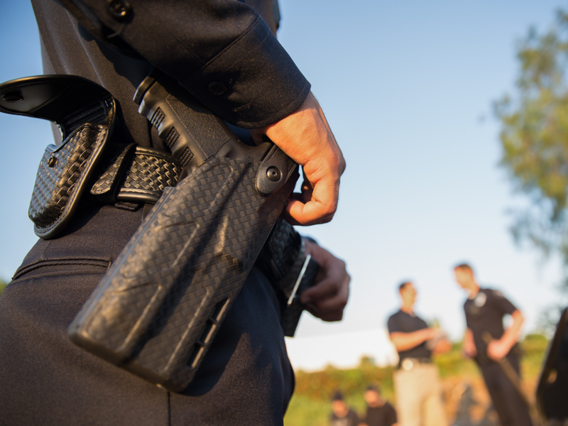 LE officer wearing a Safariland 7360 7TS duty holster