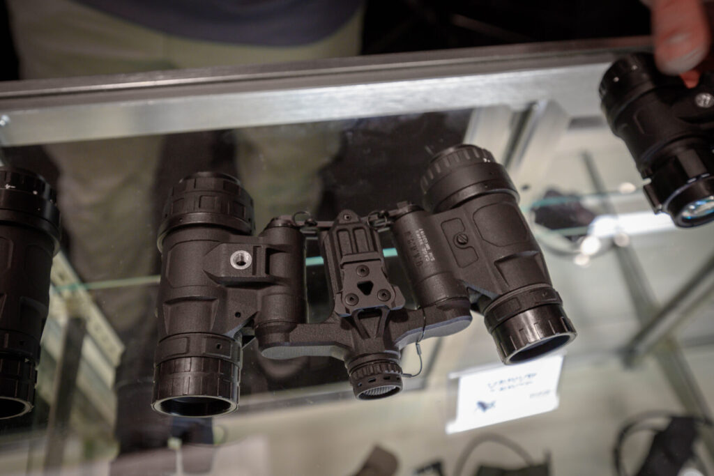 The Nocturn Industries Daisho Bridge allows two Tanto's to become a binocular setup with added functionality.