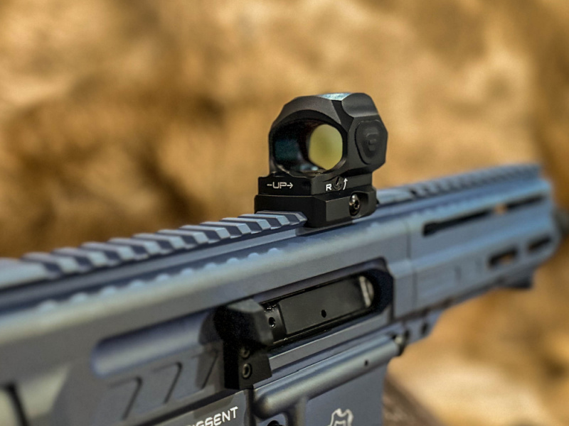 Asperical enclosed red dot sight