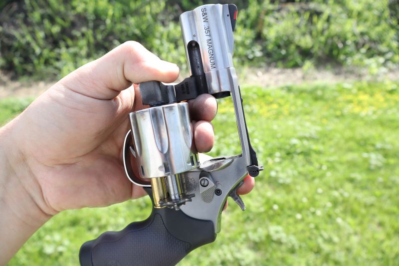 ejecting spent cartridges from Smith & Wesson 686+ snub nose revolver