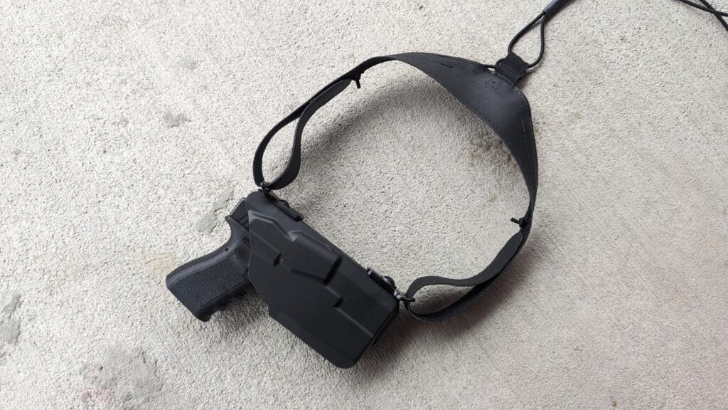 The 7075 shoulder holster with Glock 19 and cuff