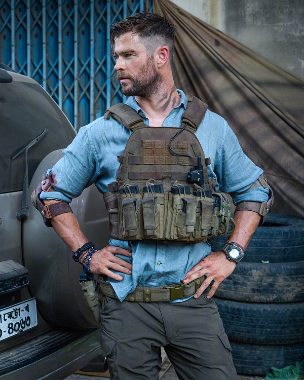 hemsworth in extraction wearing safariland tactical thigh holster