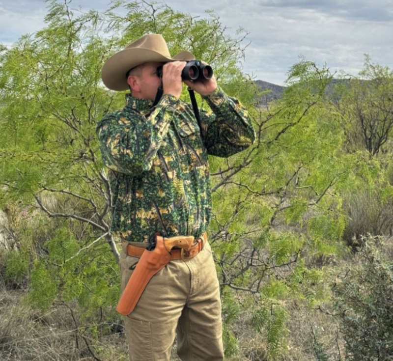 Shane Jahn wearing a Bianchi Cyclone leather holster in cross-draw position with a Model 29 revolver.