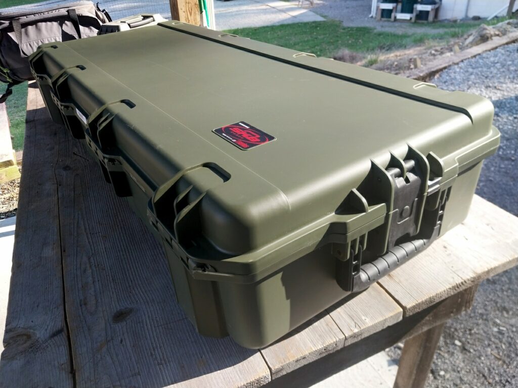 molded hinges and end handle on SKB rifle case