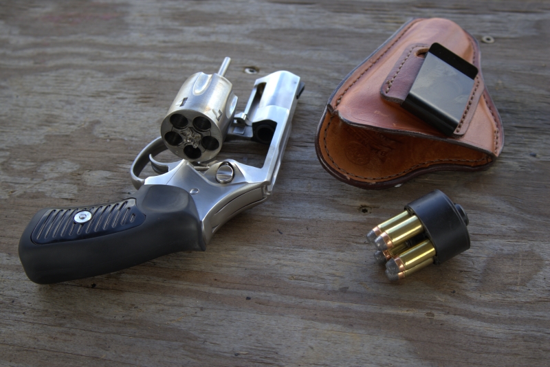 ruger sp101 with safariland speedloader and bianchi professional holster