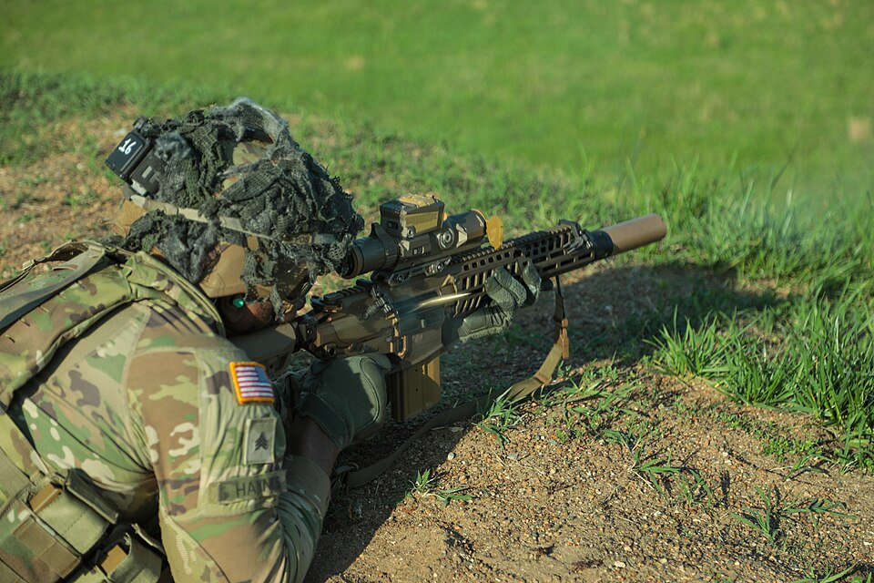 soldier firing the xm7 in 6.8x51