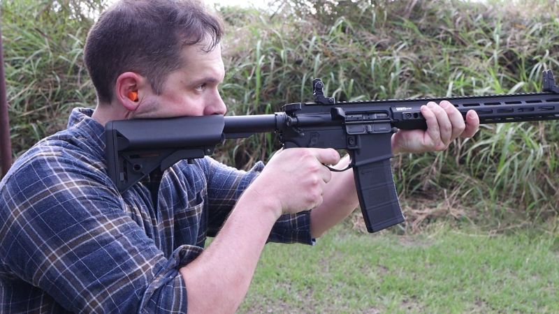shouldering and shooting the springfield saint victor rifle
