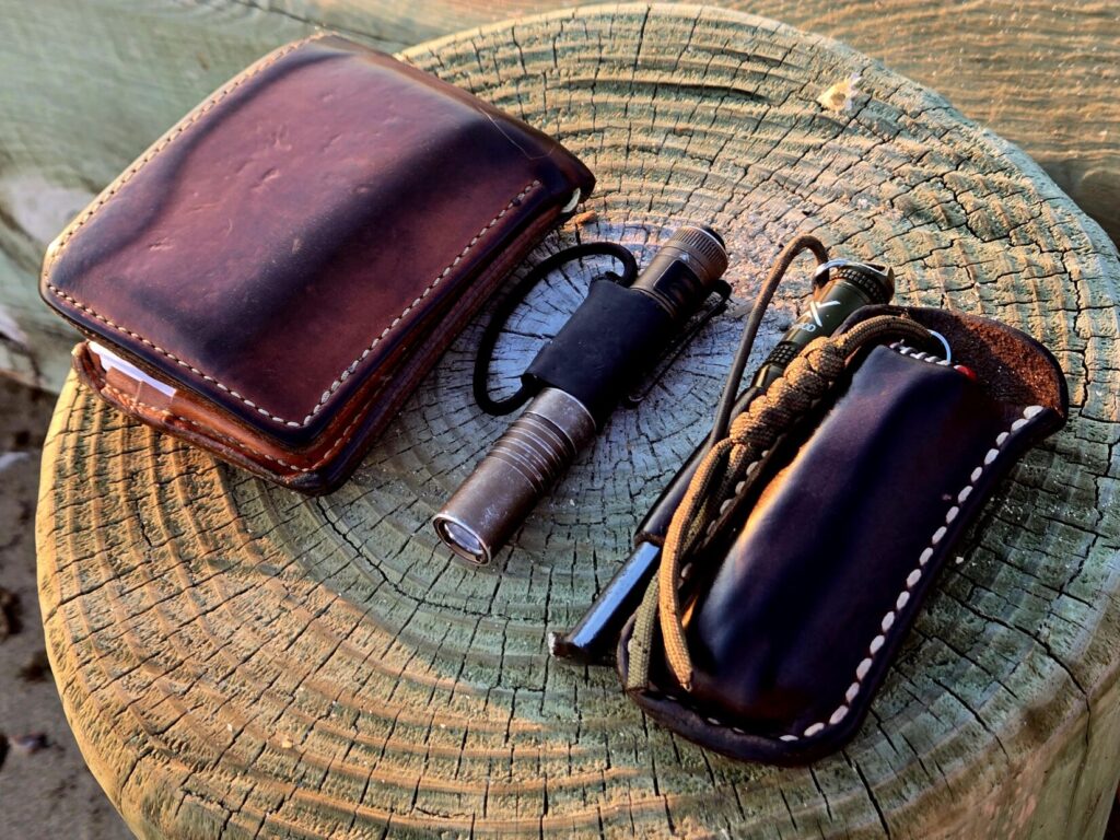 Leather wallet, streamlight flashlight, and swiss army knife Estela Daily Duo