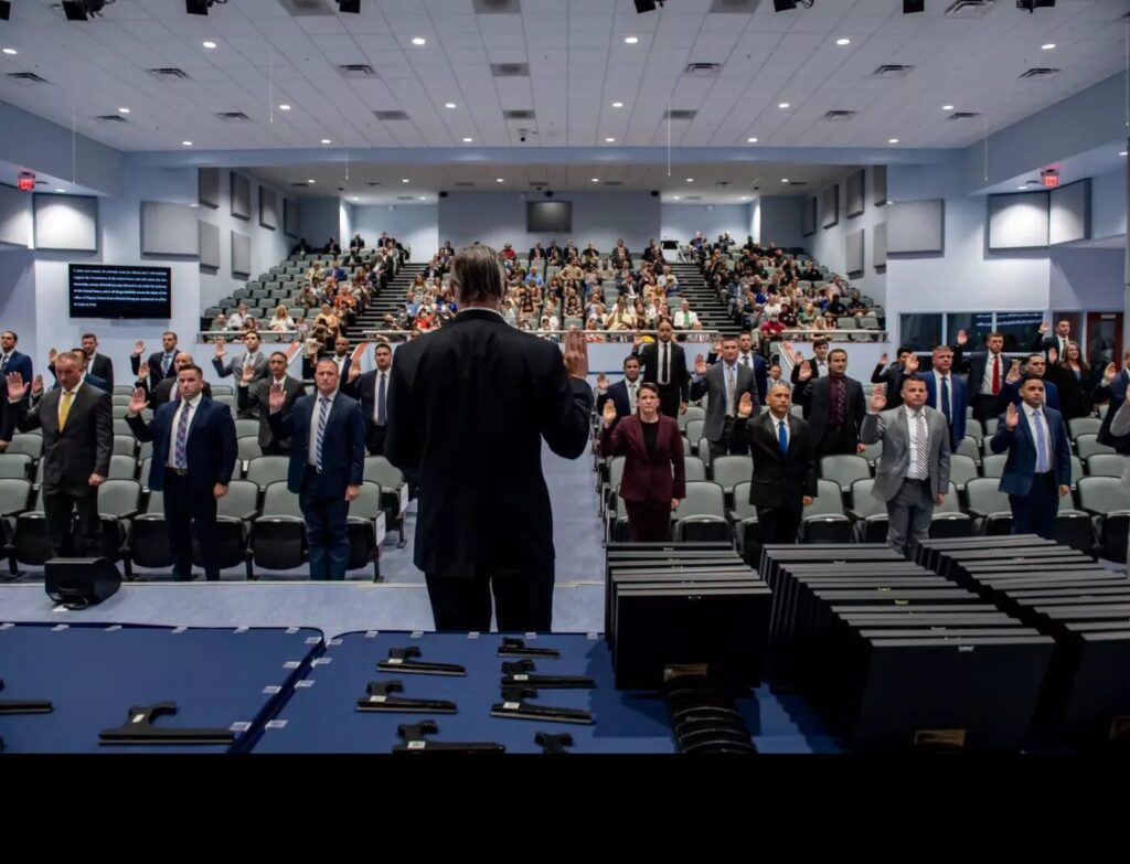 New Deputy Marshals being sworn in after completion of the 17-week Basic Deputy U.S. Marshal course. (Image: USMS)