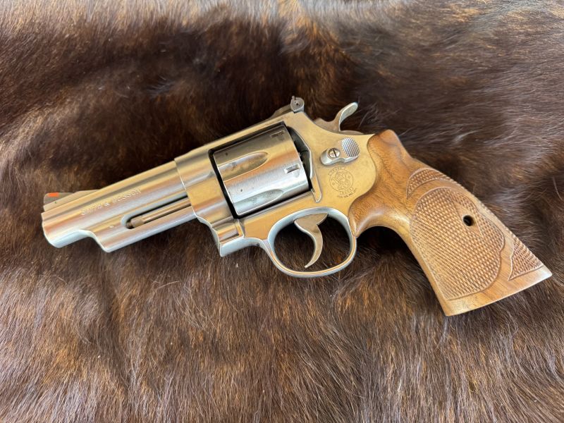 Tyler Gun Works is carrying on the traditions of the firearms craftsmen of the past. The checkered Bear Hug Ropers are an excellent addition to a classic revolver. 