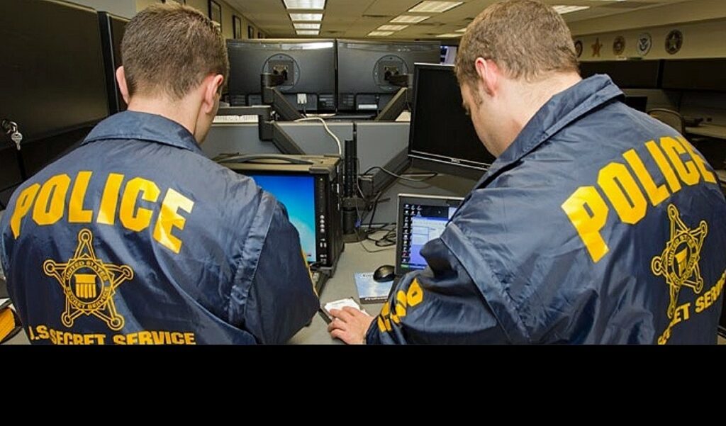 Secret Service agents conducting electronic investigations. (Image: USSS)