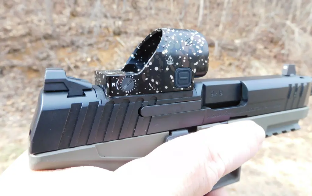 Cyelee Chameleon FLEX red dot for shooters with astigmatism