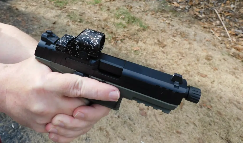 Cyelee Chameleon FLEX red dot for shooters with astigmatism