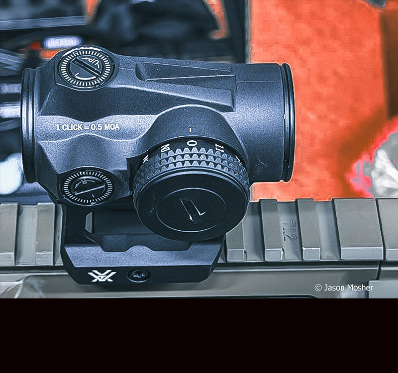 A close up look at the power knob on the Triumph showing the "11" setting on one side and "N1" night vision setting on the other. 