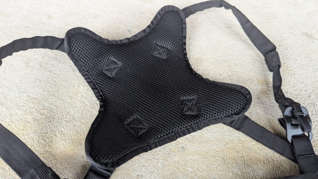 The breathable 3D mesh back yoke of the harness has reinforced stitching and adjustable straps.