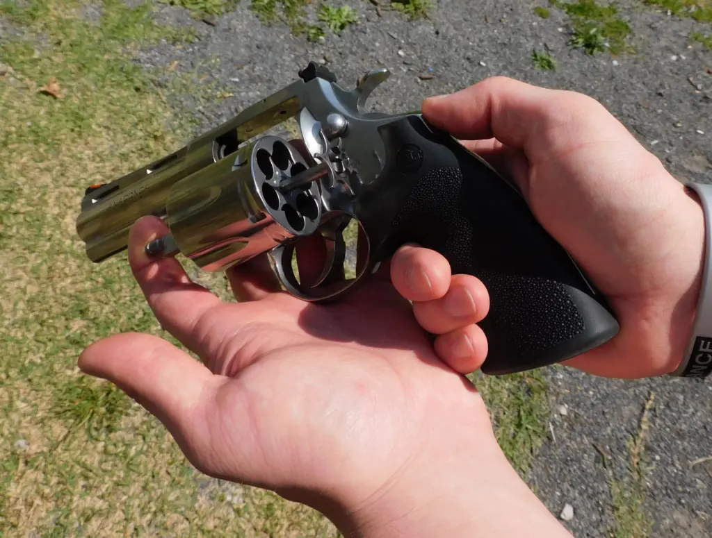 Revolver ejector star
