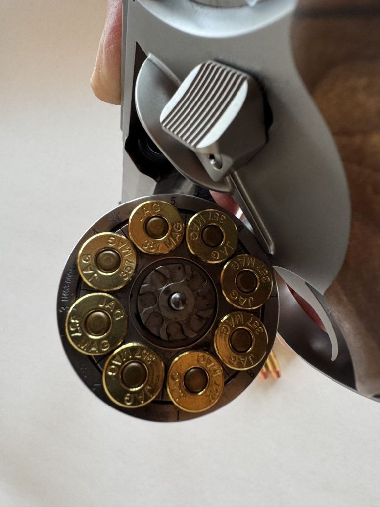 The 8-shot N643 can be fired with or without moon clips.